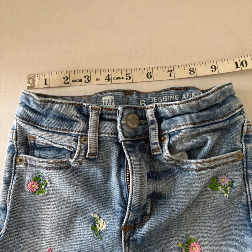 GAP Kids Begging Denim High Rise With Embroidered‎ Flowers - Size 6.
